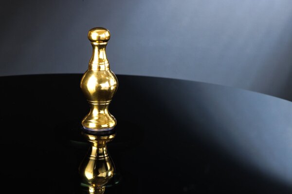 Table dappoint verre dur métal en or noir Ø 44 cm