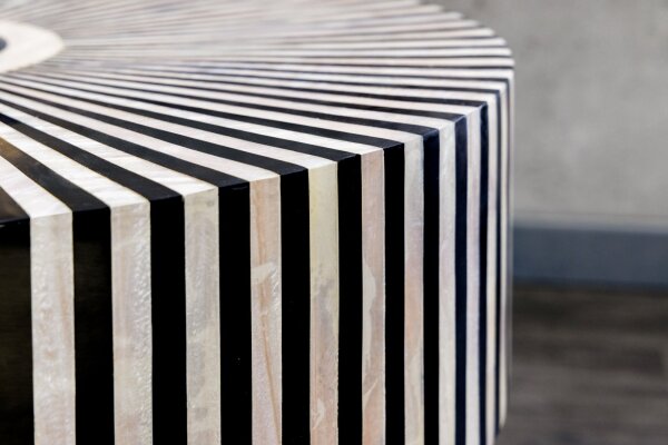 Table basse en marqueterie noire or blanc Ø 60 cm artisanale