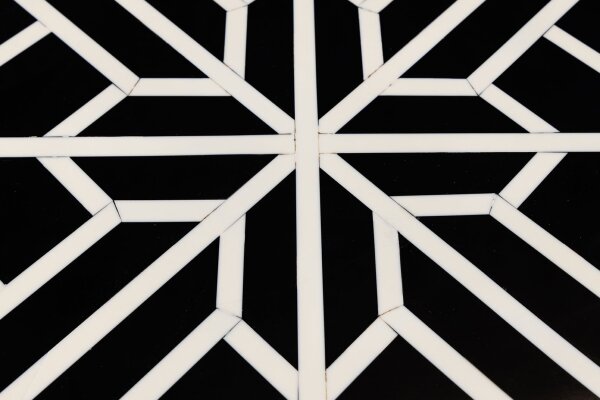 Table dappoint incrustée en noir blanc 35x35 cm artisanale