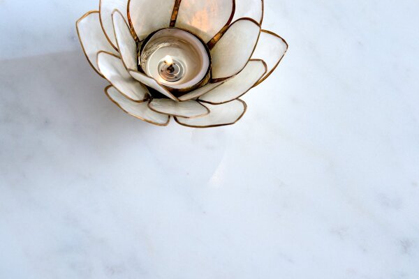 Table dappoint en marbre métal blanc or 45x45 cm artisanale