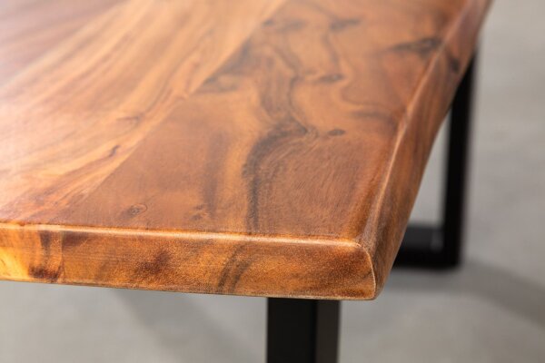 Table basse en acacia et métal, bord en forme darbre 120 x 60 cm
