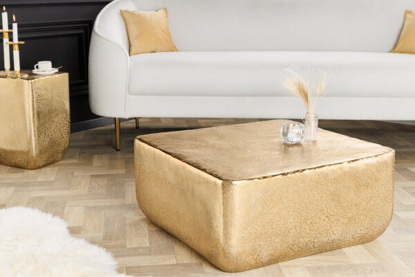 Table basse en métal doré 68 x 68 cm artisanale