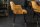 Chaise de salle à manger en velours jaune moutarde avec accoudoirs design rétro