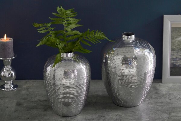 Set de 2 vases décoratifs en métal martelé unique en argent