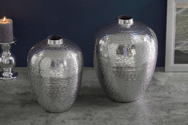 Set de 2 vases décoratifs en métal martelé unique en argent