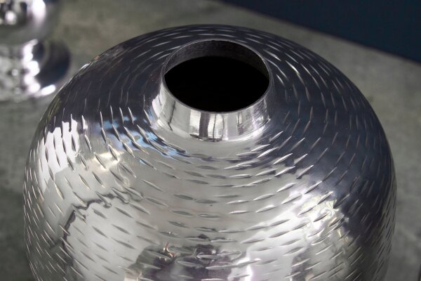 Set de 2 vases décoratifs en métal martelé unique en argent