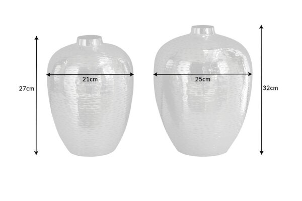 Set de 2 vases décoratifs en métal martelé unique en argent