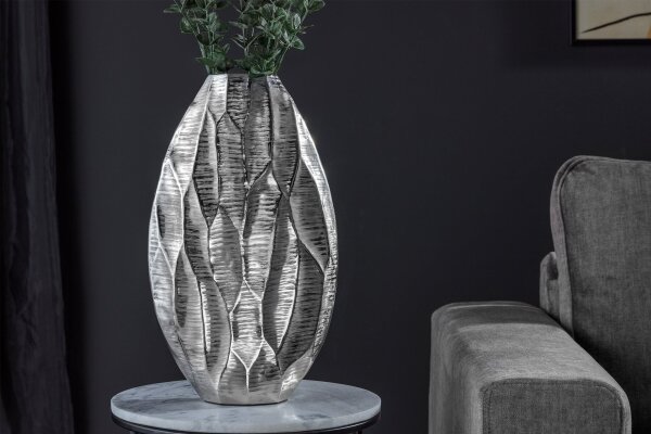 Vase décoratif en métal martelé H : 44 cm pièce unique en argent