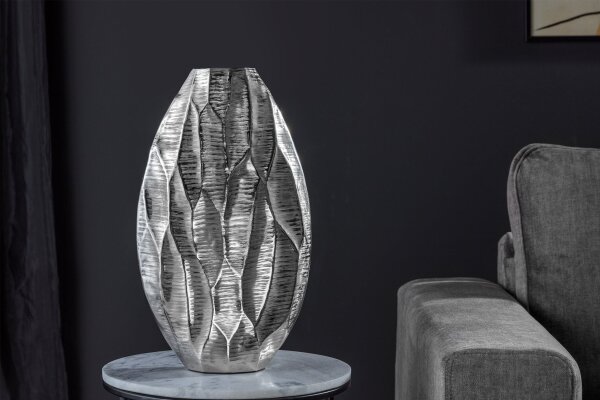 Vase décoratif en métal martelé H : 44 cm pièce unique en argent