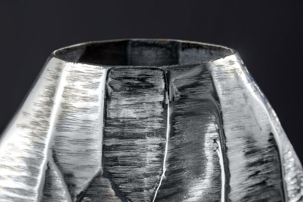 Vase décoratif en métal martelé H : 44 cm pièce unique en argent
