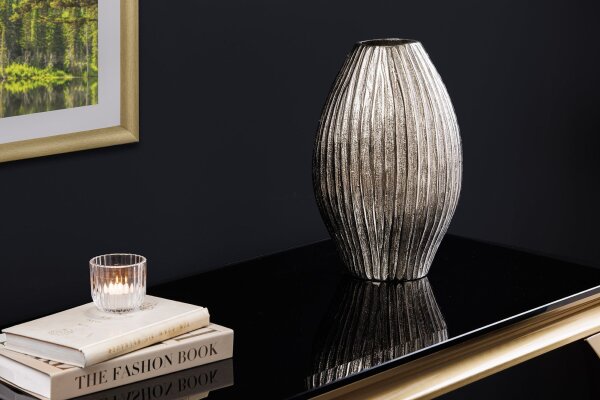 Vase décoratif en métal H : 32 cm en argent martelé à la main