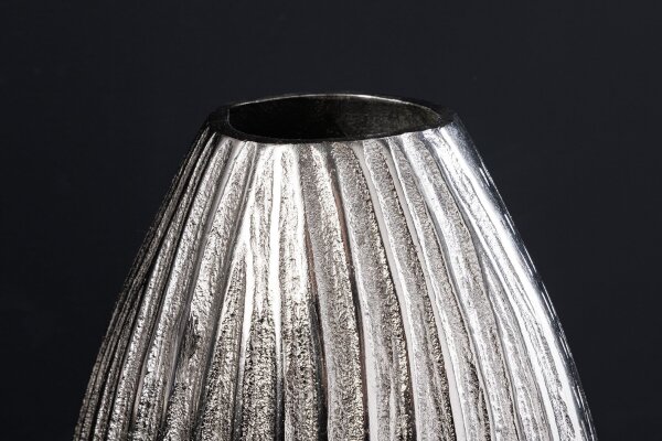 Vase décoratif en métal H : 32 cm en argent martelé à la main